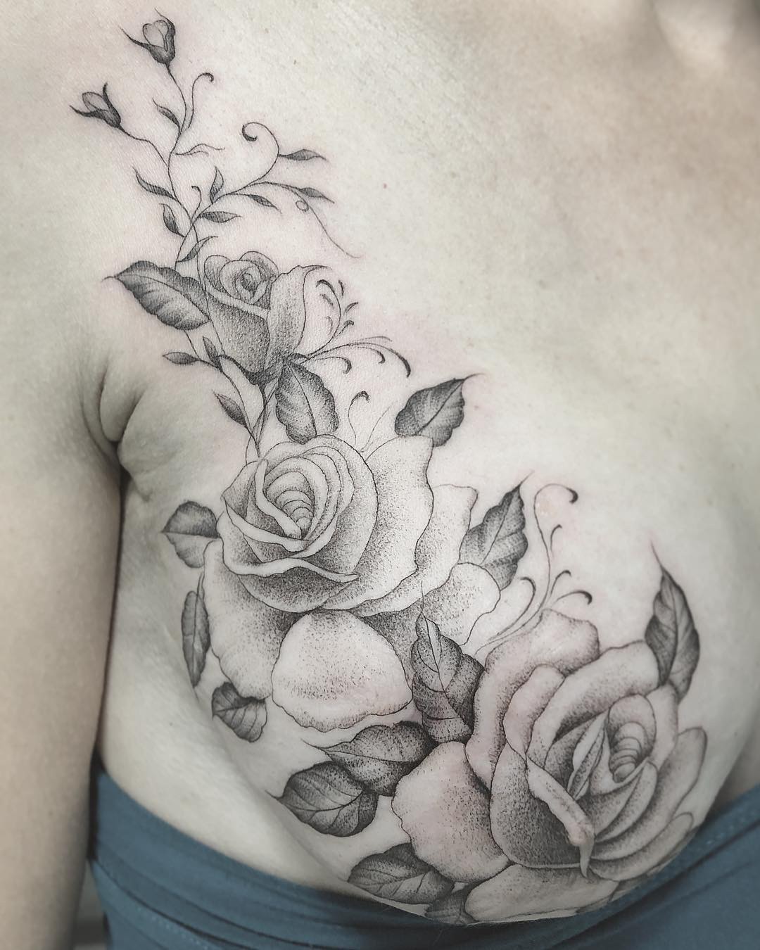 Tatuagem mandala na mão com rosas e arabescos. Tattoo super