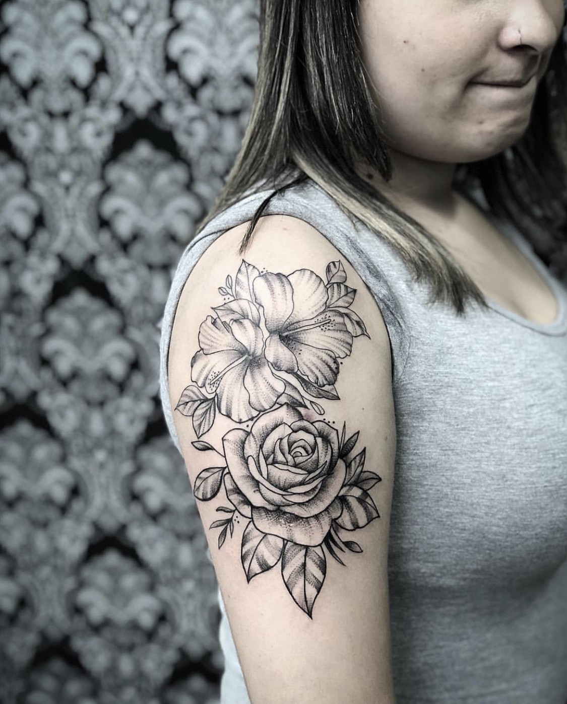 Tatuagem mandala na mão com rosas e arabescos. Tattoo super