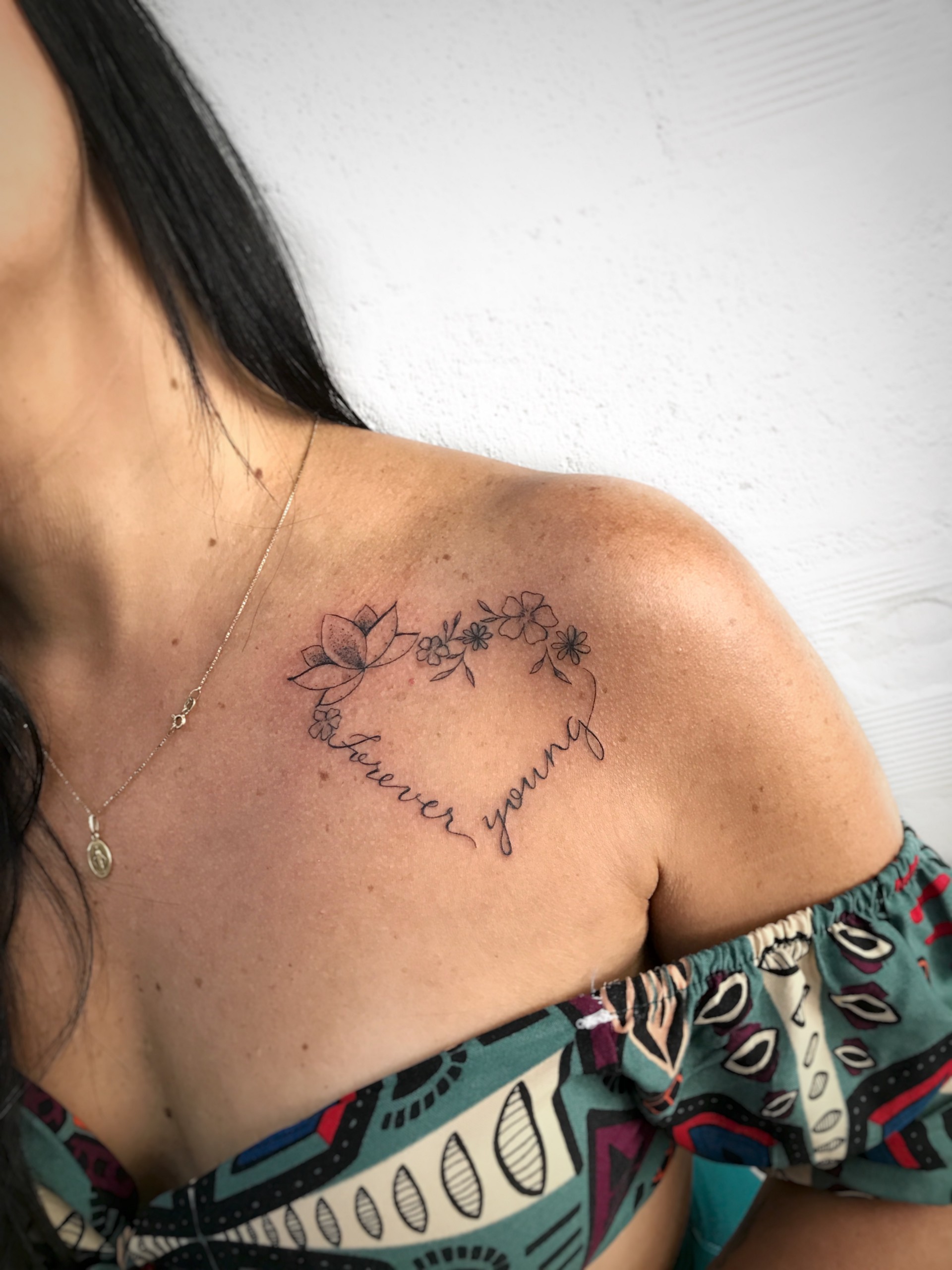 Tatuagem mandala na mão com rosas e arabescos. Tattoo super