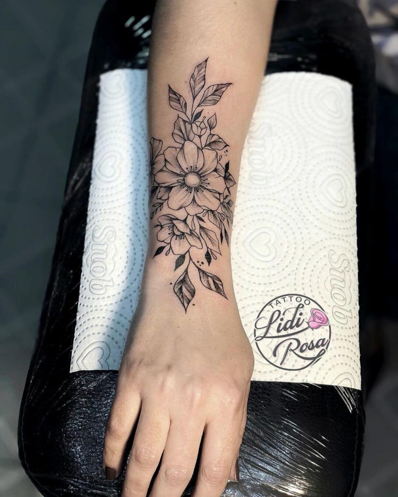 Featured image of post Tatuagem No Braço Feminina Flores Pequena